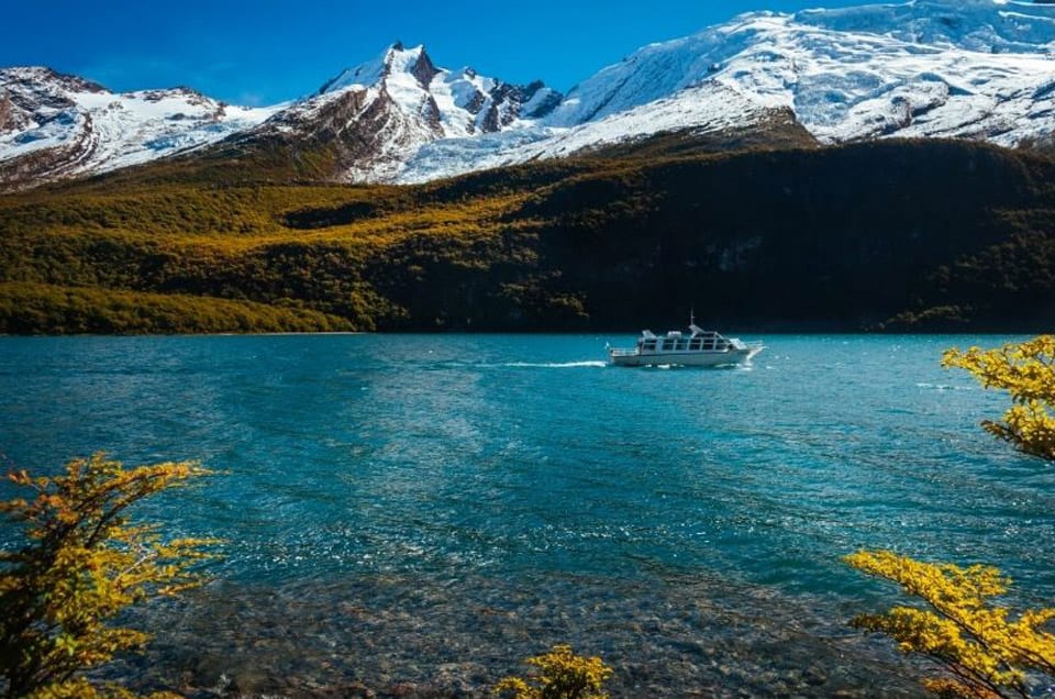 Lago del Desierto with mountains, glaciers, and a ship