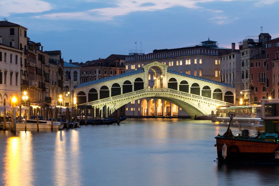 rialto bridge in venice italy as seen by night