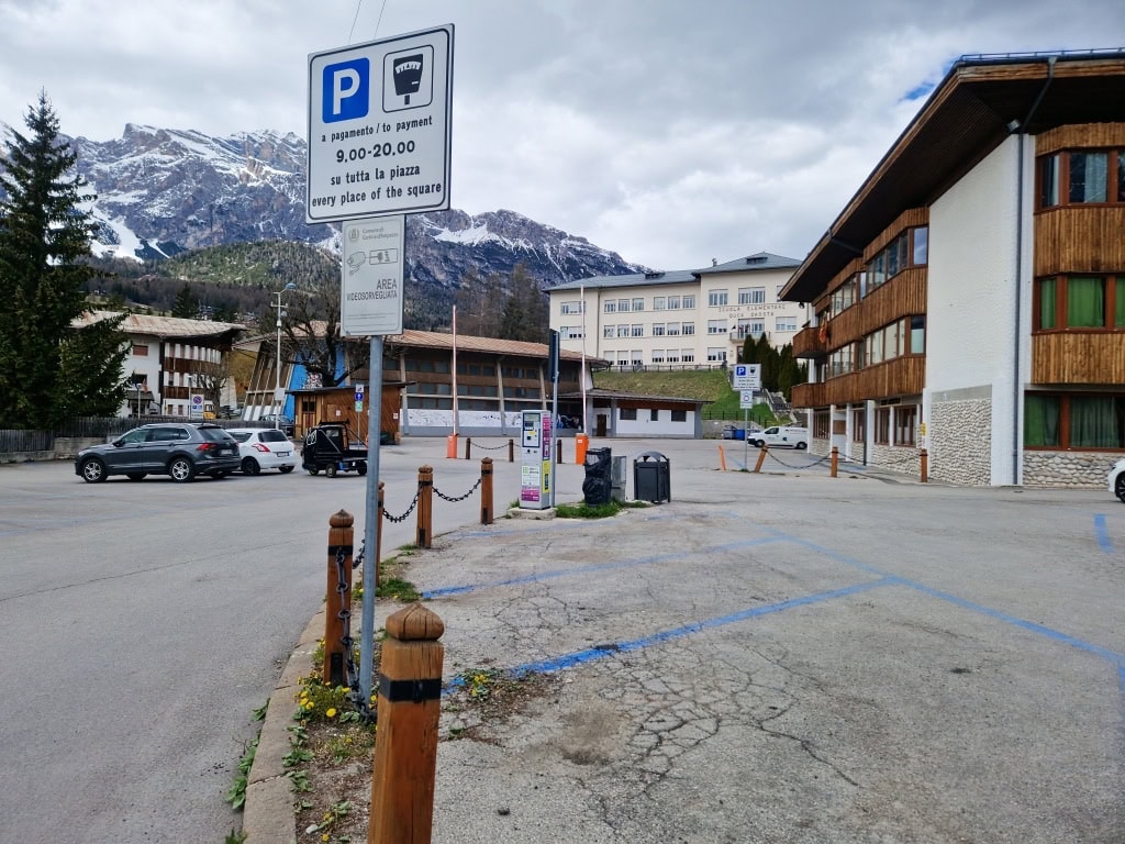 paid parking is marked by blue lines in italy