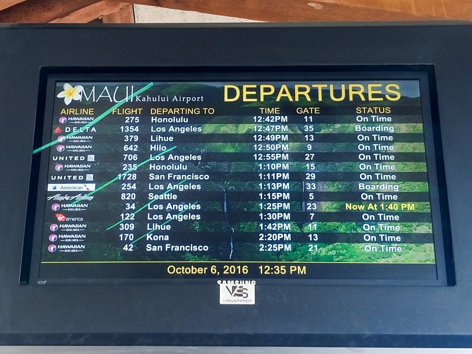 departures screen at the maui airport