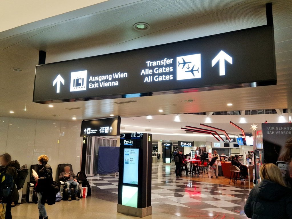 signs in vienna airport