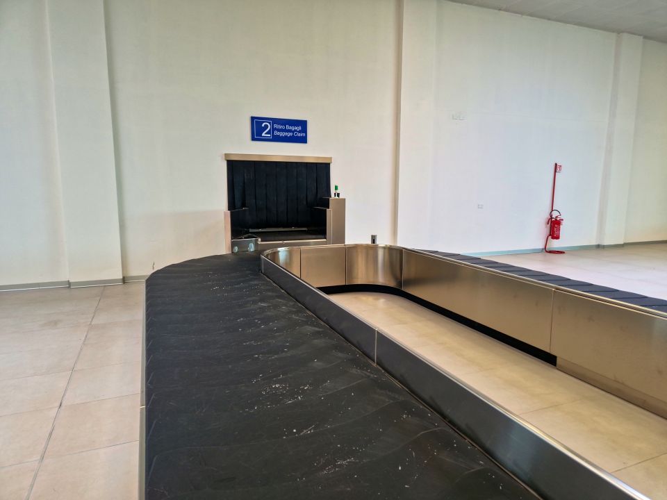 an empty luggage belt in alghero airport